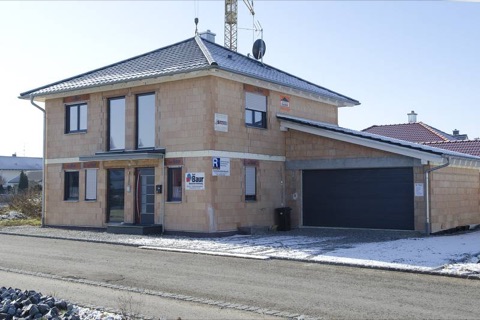 Zweigeschossiges Wohnhaus im Rohbau mit angebauter Doppelgarage